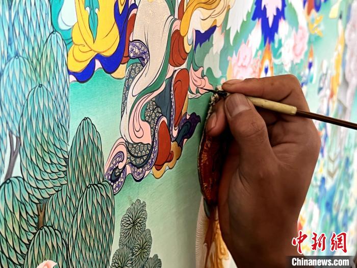 圖為畫師繪畫唐卡?！●R文莉 供圖