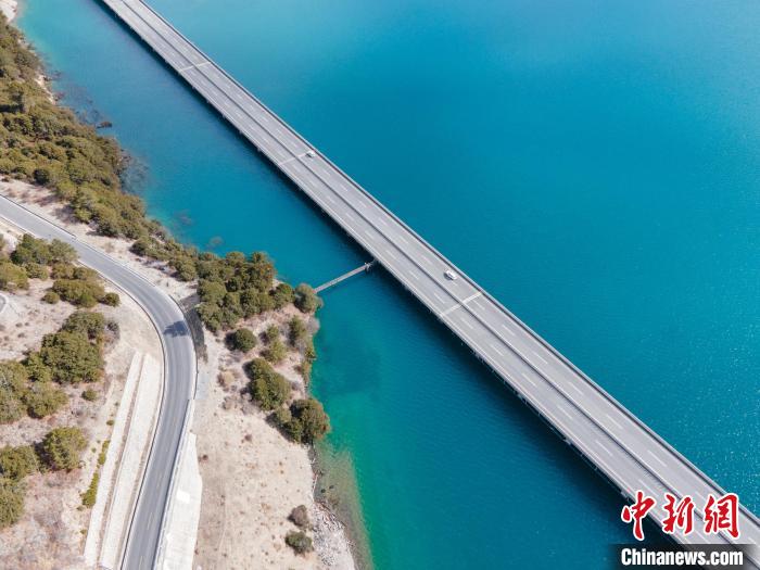圖為西藏林拉高等級公路多布湖段風(fēng)光?！〗w波 攝