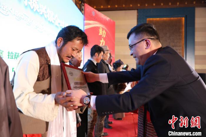 圖為拉薩市銀企對(duì)接洽談會(huì)現(xiàn)場(chǎng)?！「裆愔?攝