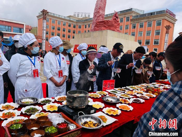 圖為2022年，班戈縣“鄉(xiāng)村振興那曲奮進(jìn)”廚藝大賽現(xiàn)場(chǎng)。資料圖 那曲市“鄉(xiāng)村振興 那曲奮進(jìn)”活動(dòng)辦供圖