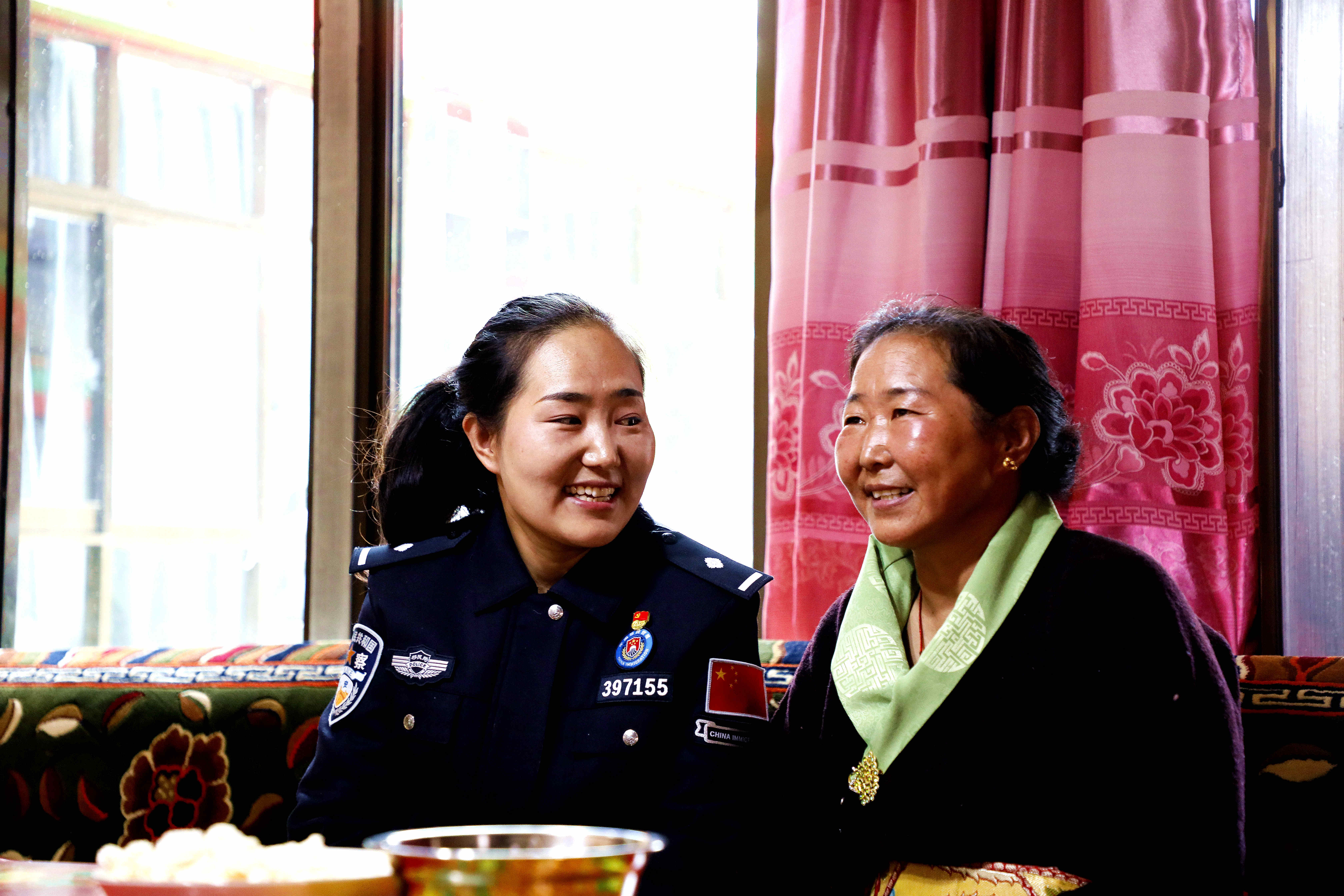 索朗曲珍與母親在一起 應(yīng)俊攝(近景特寫(xiě)).jpg?x-oss-process=style/w10 索朗曲珍與母親在一起 應(yīng)俊攝(近景特寫(xiě)).jpg?x-oss-process=style/w10