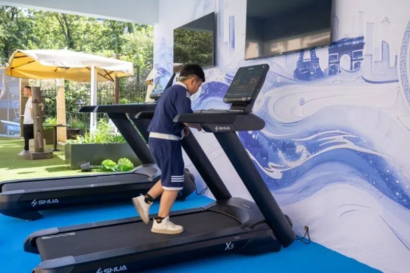 小朋友在智慧體育公園體驗(yàn)跑步機(jī)。巴黎