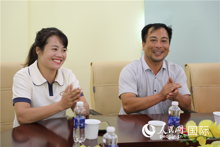 越南沙巴市黃連寄宿制民族小學(xué)老師阮氏秋姮、阮文享。人民網(wǎng)記者簡(jiǎn)承淵攝