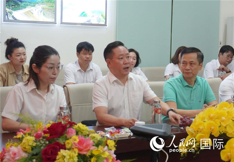 越中電力公司董事長(zhǎng)李志雄（前排左二）介紹越南電力情況。葛沙莎攝