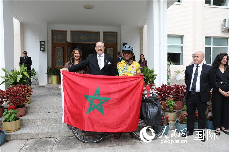9月6日，摩洛哥駐華大使阿卜杜勒卡迪爾·安薩里在大使官邸舉行儀式，歡迎并招待卡里姆·穆斯塔。人民網(wǎng)記者 王晶攝