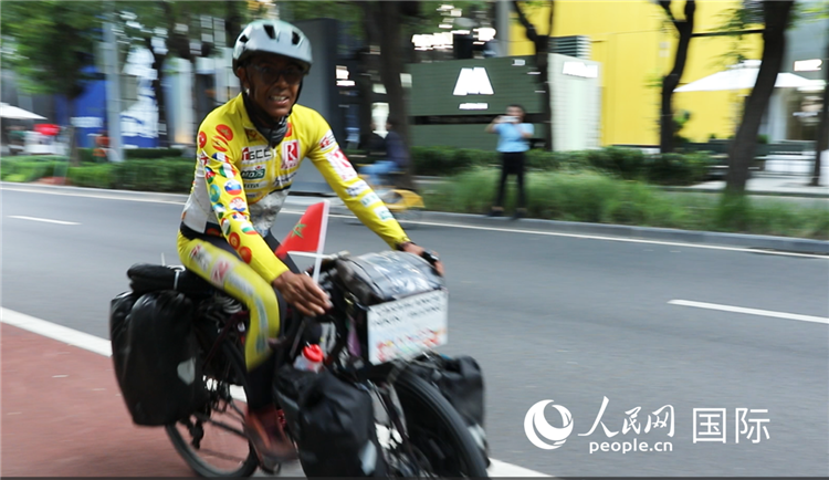 卡里姆·穆斯塔在北京街頭騎行。人民網(wǎng)記者 翟轉(zhuǎn)麗攝
