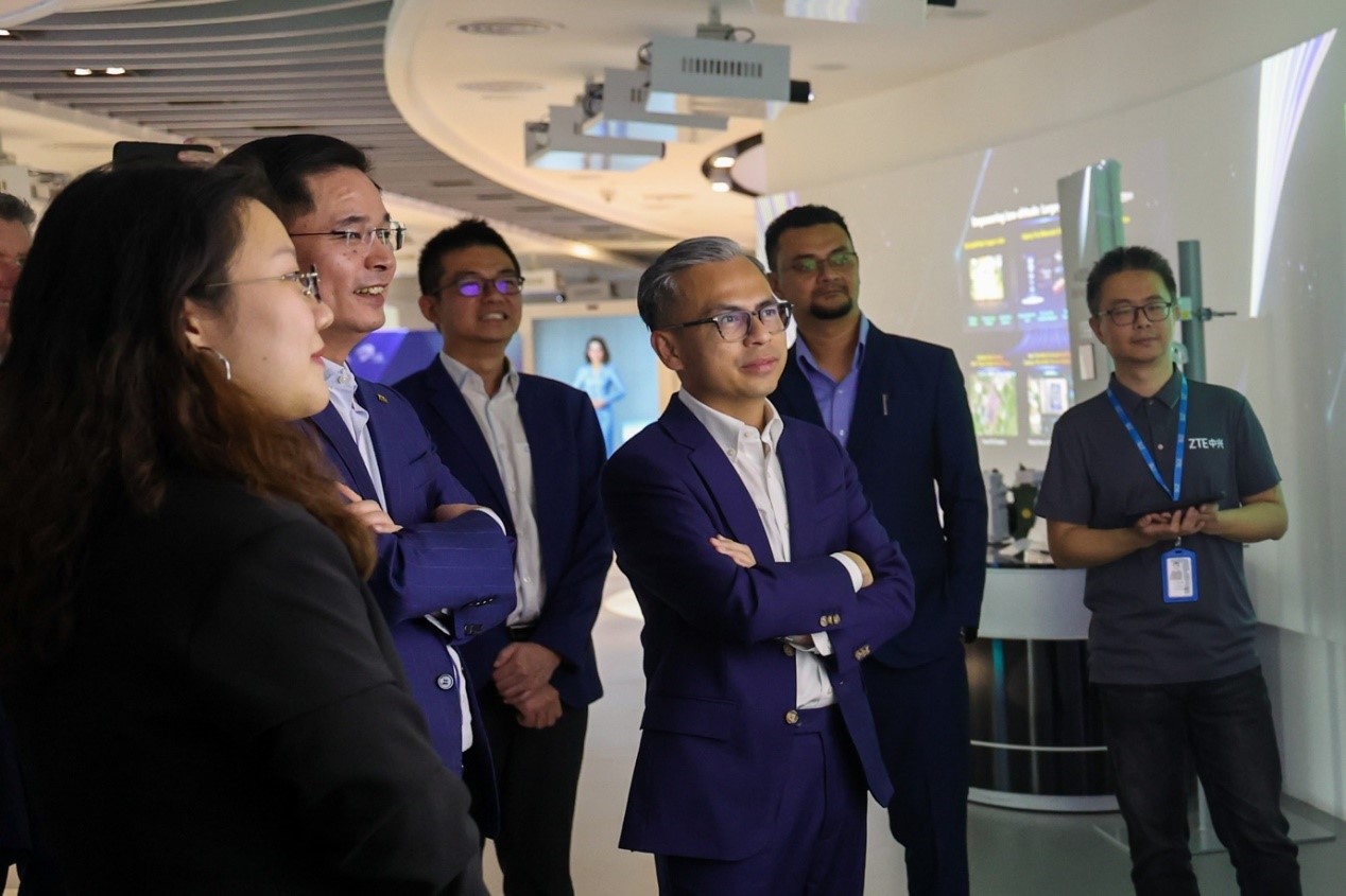 馬來西亞通訊部長法米·法茲（右三）在華訪問中國知名通信企業(yè)。（照片由馬來西亞通訊部提供） (1)