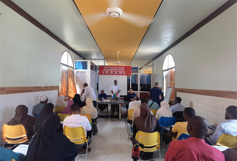 奔巴衛(wèi)生署醫(yī)政處處長(zhǎng)馬蘇德致辭。施亮攝（專家組供圖）