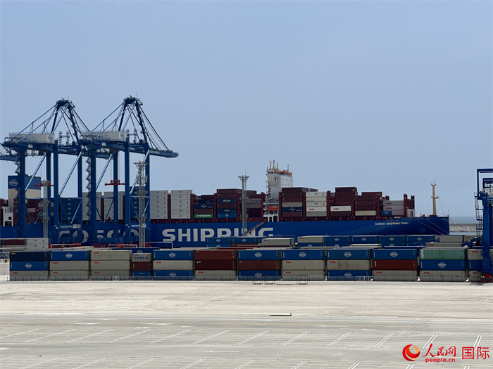 當(dāng)?shù)貢r(shí)間11月15日，秘魯錢凱港碼頭操作區(qū)現(xiàn)場(chǎng)。人民網(wǎng)記者 周雨攝