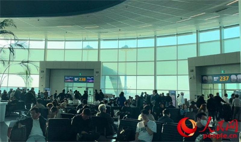 仁川機場等待登機的旅客。人民網(wǎng) 李帆攝