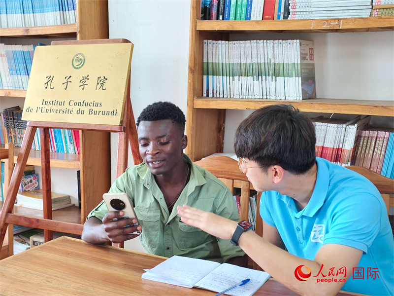 孔院教師在輔導(dǎo)學(xué)生。人民網(wǎng)記者 黃培昭攝