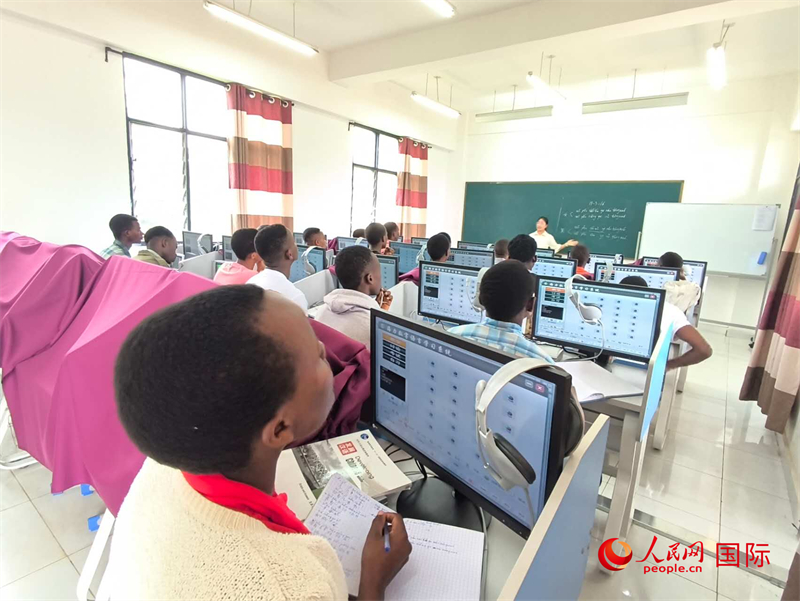 學(xué)生們在課堂上認(rèn)真聽講。人民網(wǎng)記者 黃培昭攝