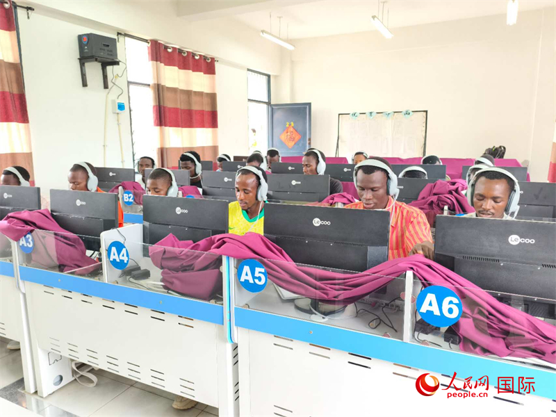 學(xué)生們正在上聽力課。人民網(wǎng)記者 黃培昭攝