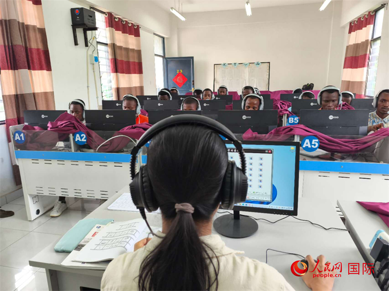 在聽力教室內(nèi) 。人民網(wǎng)記者 黃培昭攝
