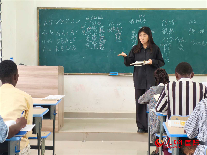 中國老師在給學(xué)生們講課。人民網(wǎng)記者 黃培昭攝