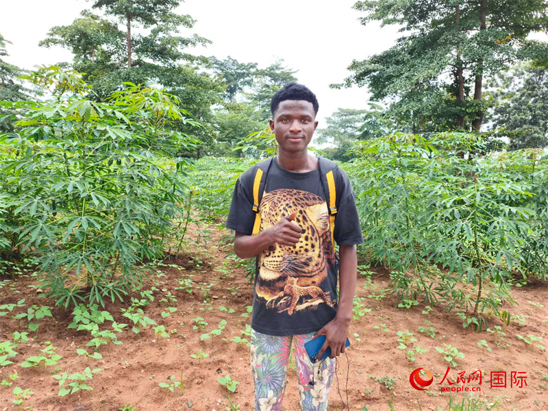 中文系的一位當(dāng)?shù)貙W(xué)生。 人民網(wǎng)記者 黃培昭攝