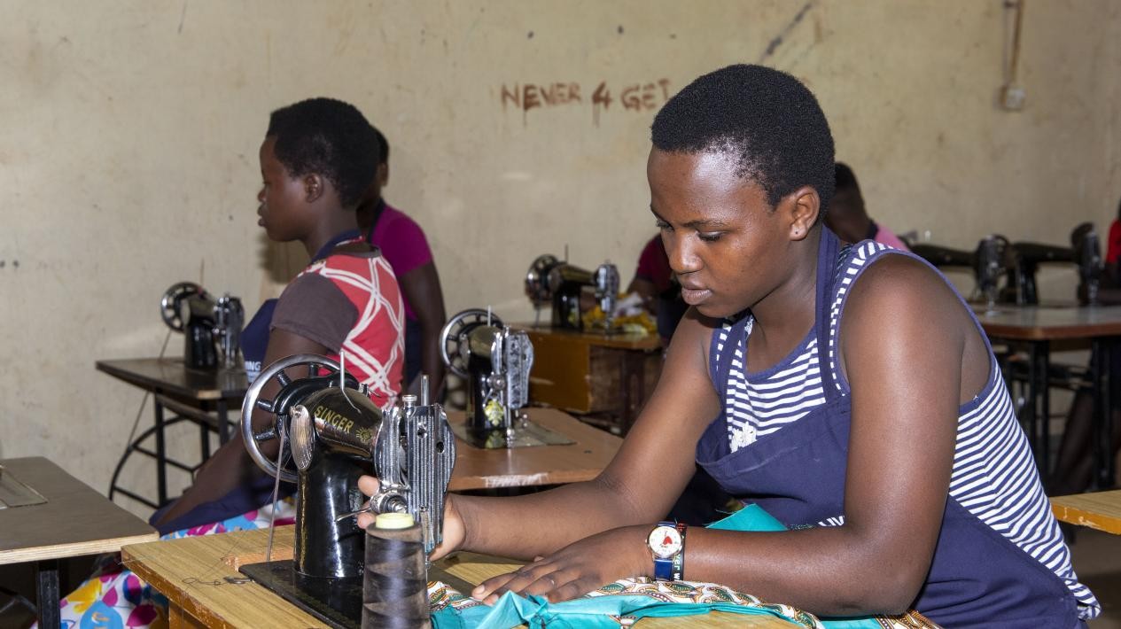 蕾切爾在接受縫紉技能培訓(xùn)。田雨攝