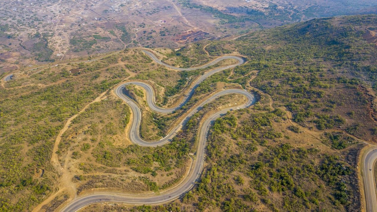 跨崖公路航拍圖。田雨攝