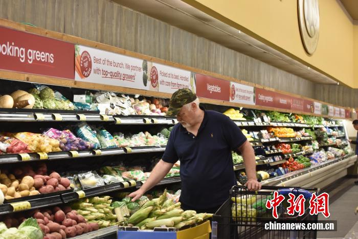 當(dāng)?shù)貢r(shí)間7月18日，美國密歇根大學(xué)公布報(bào)告顯示，7月美國消費(fèi)者信心指數(shù)升至61.8，為近5個(gè)月以來的最高值。圖為美國民眾在馬里蘭州羅克韋爾一超市購物。 <a target='_blank' href='/' _fcksavedurl='/'><p  align=