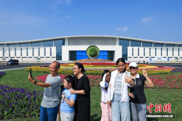 8月31日，天津，市民在2025年上海合作組織峰會主會場外自拍。當(dāng)日，2025年上海合作組織峰會在天津舉行。<a target='_blank' href='/'><p  align=