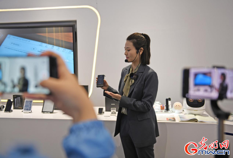 組圖丨AI、網(wǎng)絡(luò)安全、跨境電商……數(shù)字經(jīng)濟(jì)如此 “陜”耀