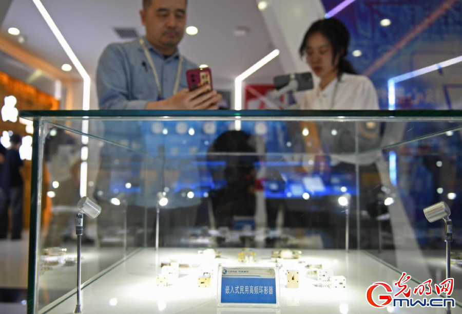 組圖丨AI、網(wǎng)絡(luò)安全、跨境電商……數(shù)字經(jīng)濟(jì)如此 “陜”耀