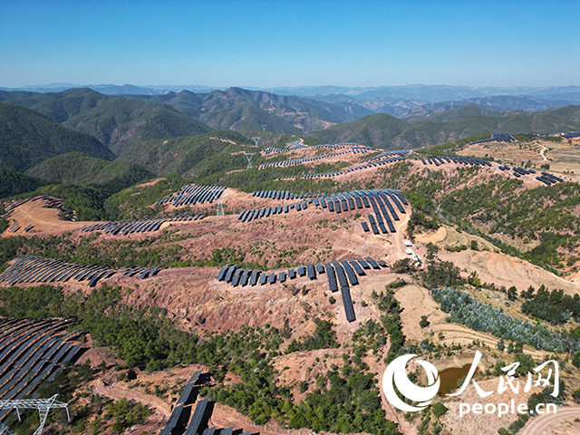 云南南華羅文村的山坡上，一塊塊光伏板連接成片。人民網(wǎng)記者 程浩攝