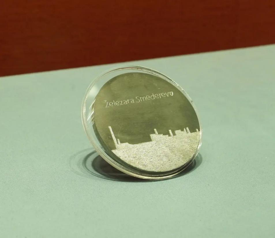 2016年6月，塞爾維亞斯梅戴雷沃鋼廠工人贈送習近平主席的鋼板雕刻工廠剪影紀念牌。胡楊 攝