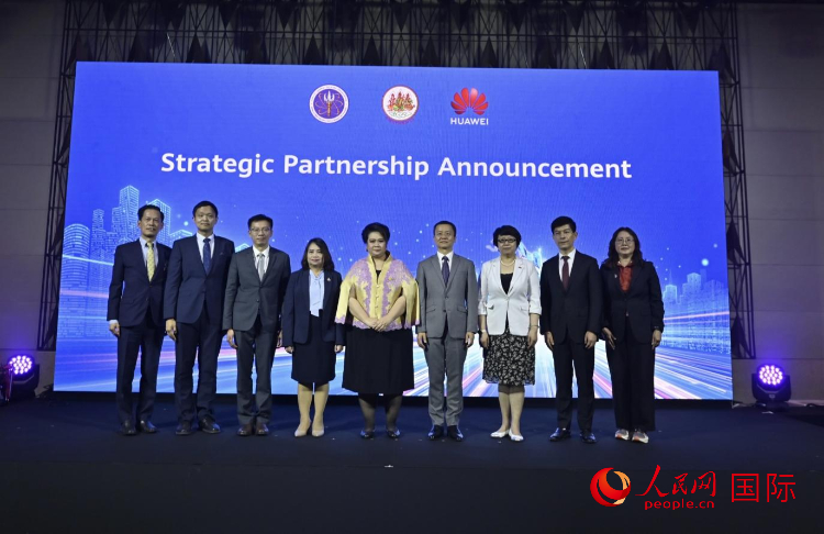 數(shù)字人才峰會(huì)現(xiàn)場(chǎng)。左五為泰國(guó)高等教育、科學(xué)、研究和創(chuàng)新部長(zhǎng)素巴瑪·伊沙拉帕迪，右三中國(guó)駐泰國(guó)大使館教育參贊許蘭，右四為華為泰國(guó)技術(shù)有限公司總經(jīng)理李雄偉。人民網(wǎng)記者 簡(jiǎn)承淵攝