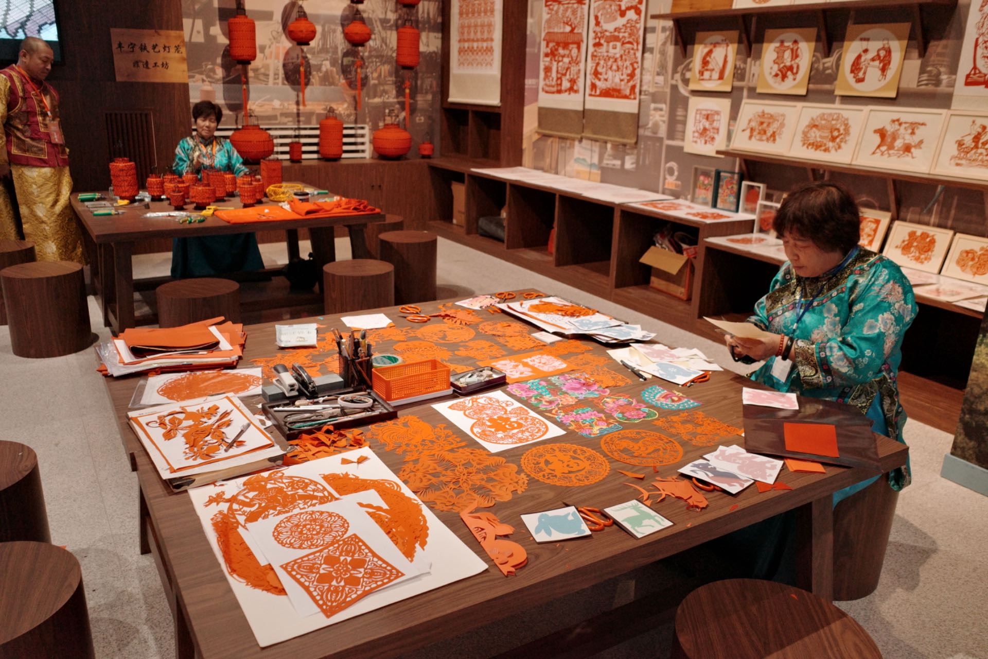 “氣象萬千——中國非遺保護實踐主題展”上，非遺傳承人現(xiàn)場展示。人民網(wǎng)記者 劉微攝