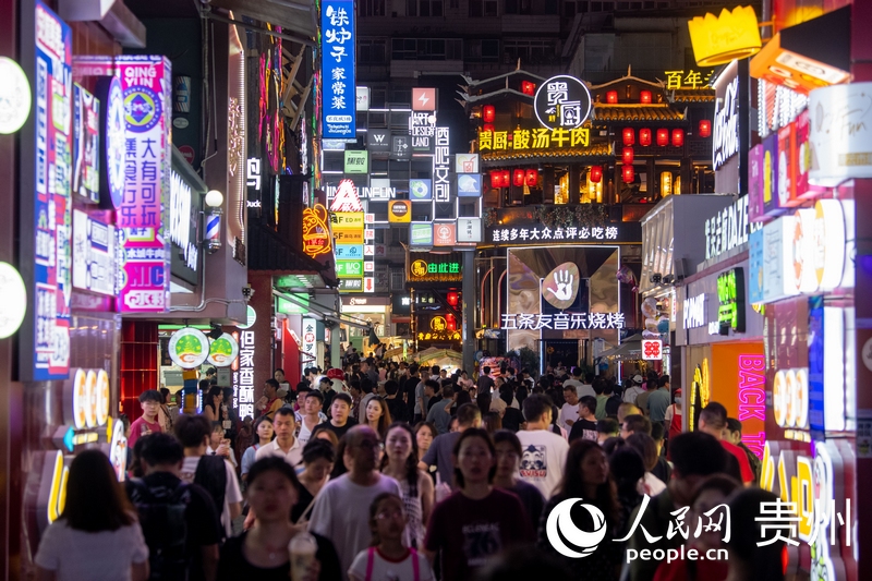 6月21日，貴陽，青云市集內(nèi)游人如織。人民網(wǎng)記者 翁奇羽攝