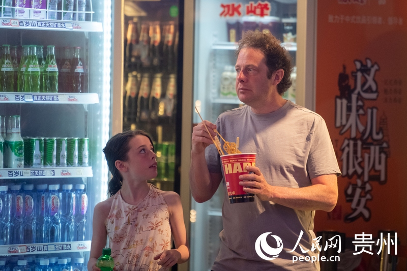 6月21日，貴陽青云市集內(nèi)，游客邊逛邊吃。人民網(wǎng)記者 翁奇羽攝