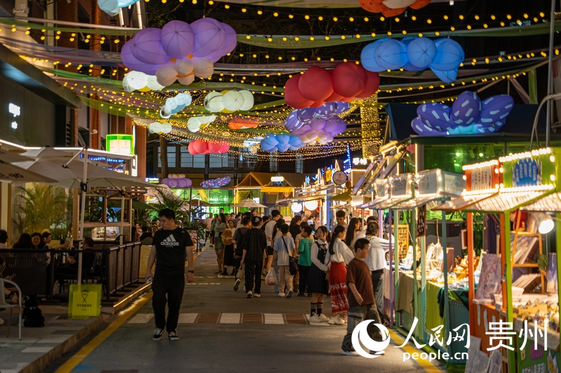 6月21日，貴陽新印廠霓虹閃爍，映照城市夜生活。人民網(wǎng) 陽茜攝