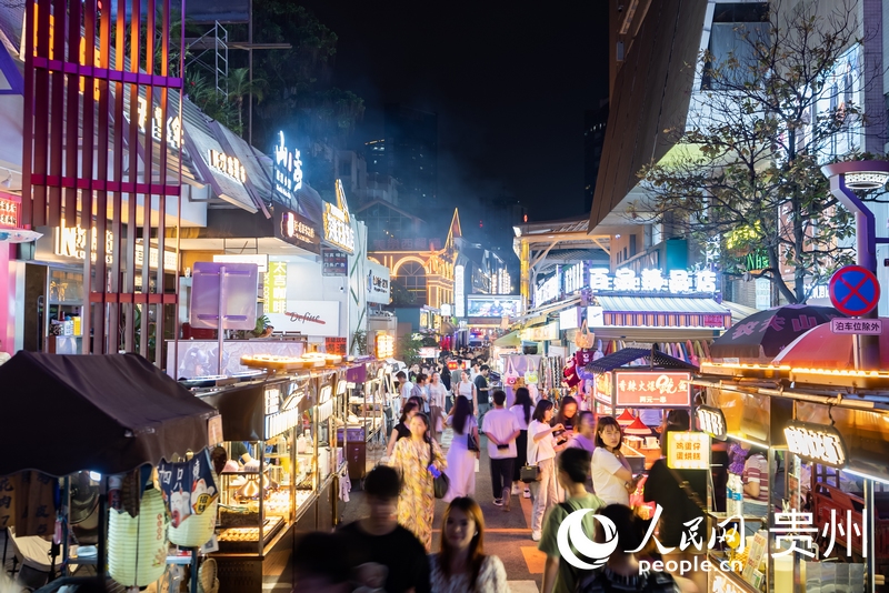 6月21日，夜幕下人頭攢動的貴陽市太平路街區(qū)。人民網(wǎng)記者 涂敏攝
