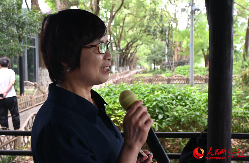 面向運(yùn)河，任國(guó)萍放聲歌唱。人民網(wǎng)記者 張麗瑋