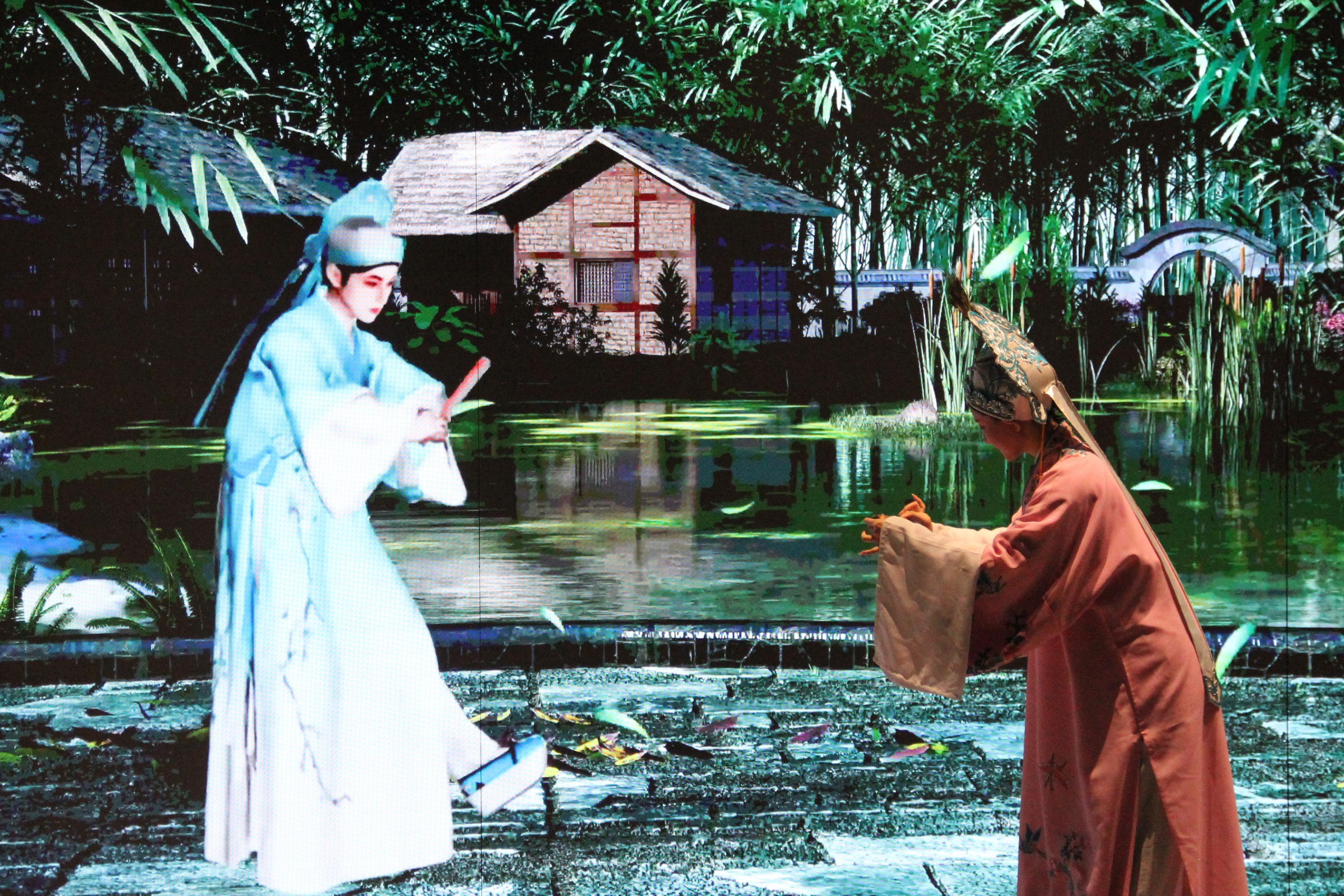 真人演員與虛擬人演員在“元啟金陵”南京數(shù)字文化客廳出演《梁山伯與祝英臺》經(jīng)典選段。受訪者供圖