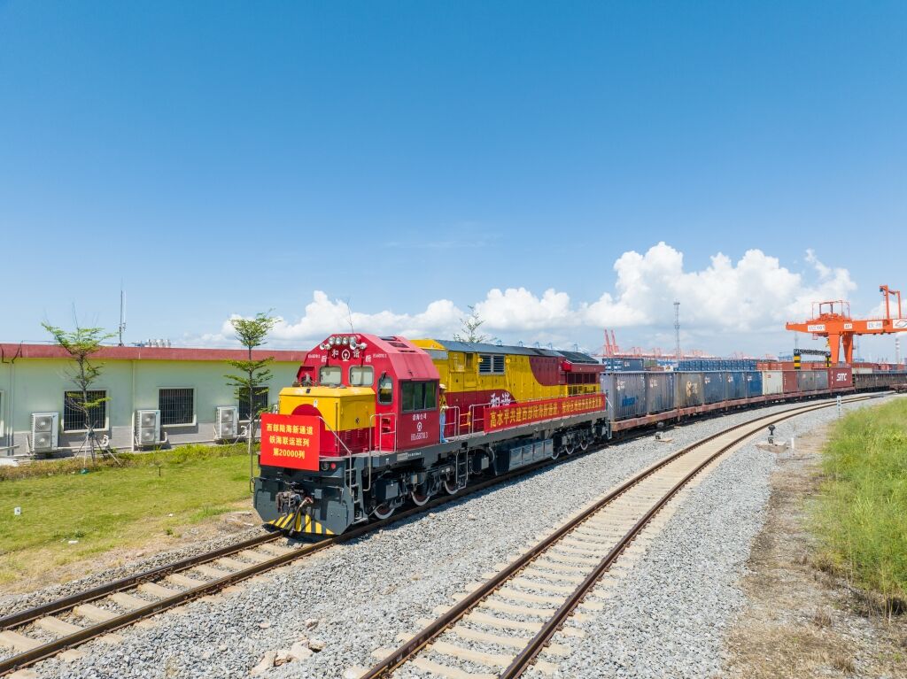 01 陸海新通道第20000列班車。陸海新通道運(yùn)營公司供圖