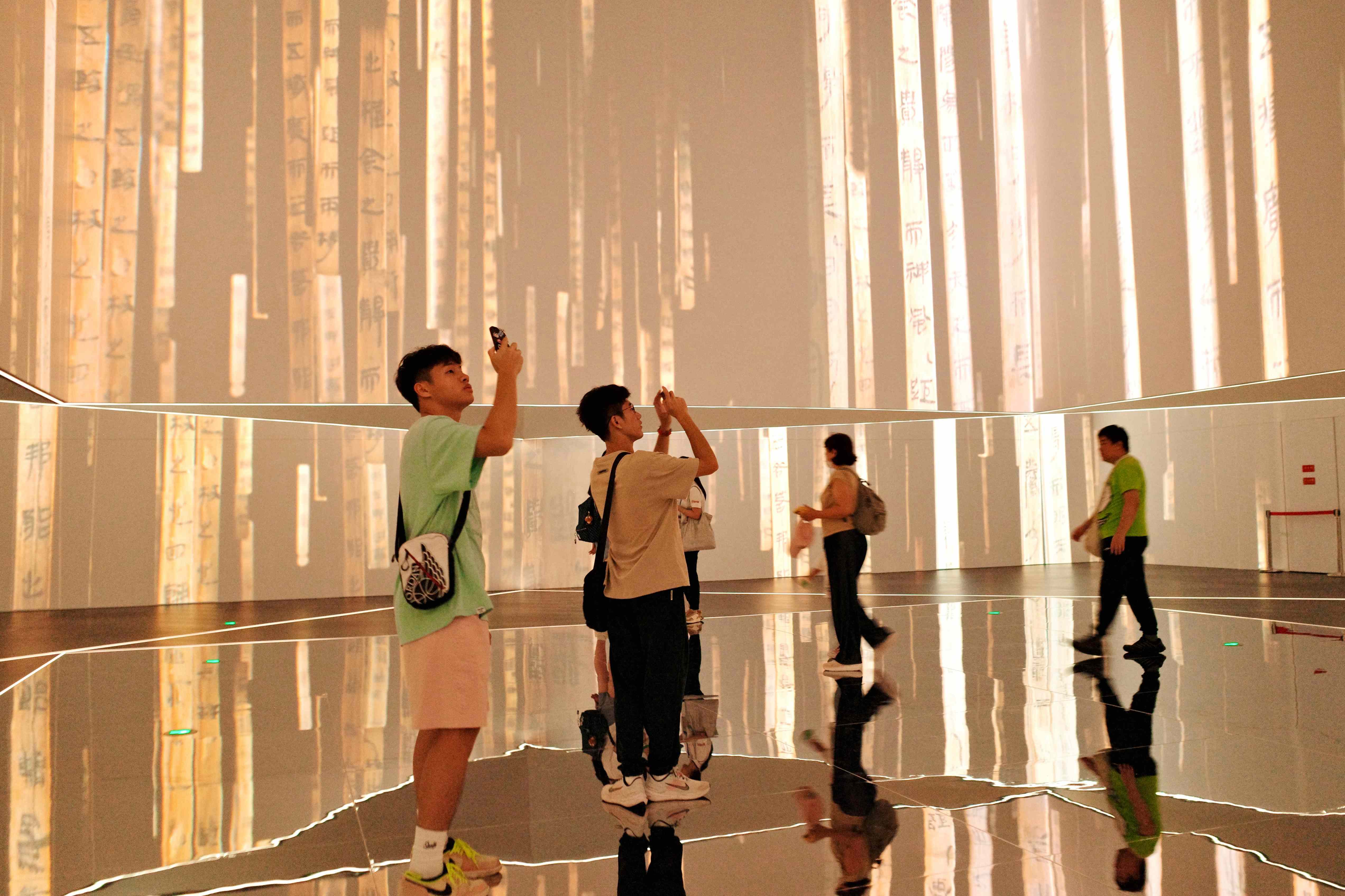 觀眾在湖南博物院沉浸式觀展。人民網(wǎng)記者 劉微攝