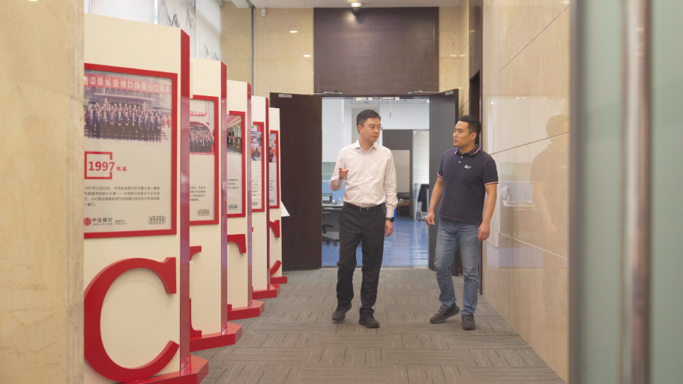 中信銀行成都分行行長助理李一（左）接受采訪。人民網(wǎng)記者 王紹紹攝