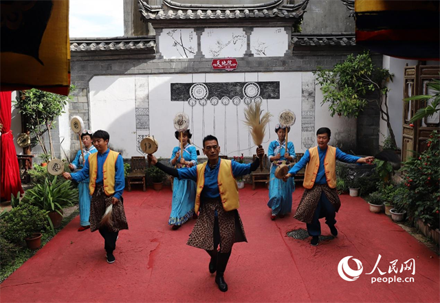 云南麗江古城“天地院”的納西族演出。 人民網(wǎng)記者 程浩攝