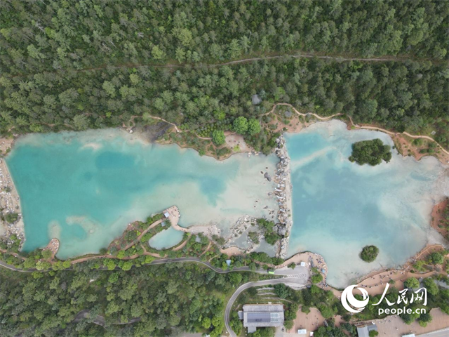 位于麗江市玉龍雪山東麓甲子村的藍月谷景區(qū)。 人民網(wǎng)記者 符皓攝