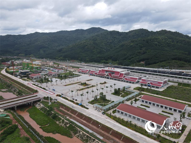 航拍云南磨憨口岸。 人民網(wǎng)記者 符皓攝