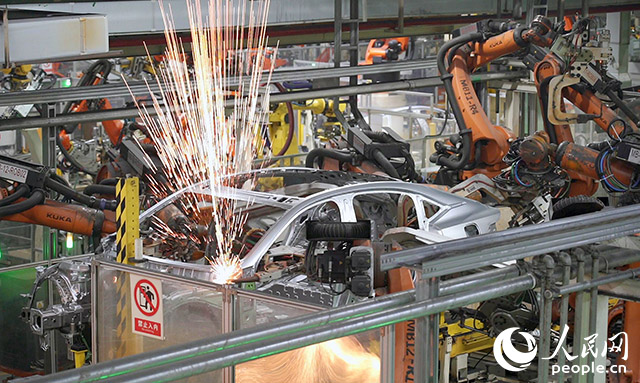 長(zhǎng)安汽車兩江工廠，機(jī)械臂正在工作。人民網(wǎng)記者 劉祎攝