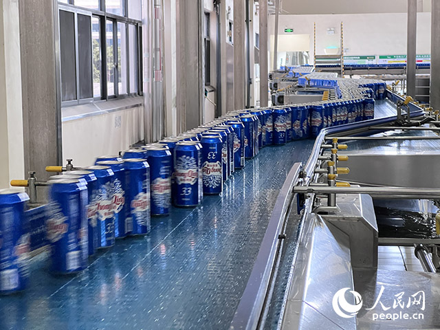 重慶啤酒包裝車間易拉罐生產(chǎn)線。人民網(wǎng)記者 胡虹攝