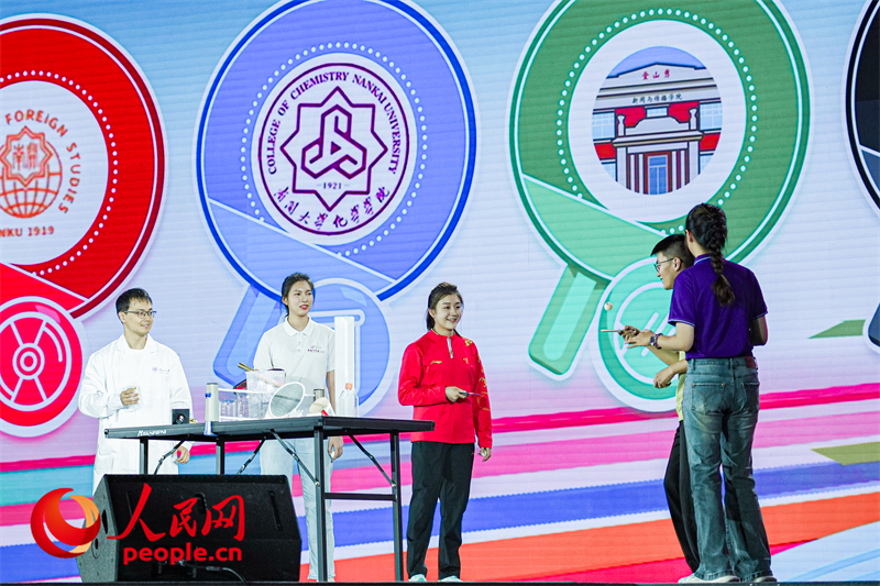 陳夢(mèng)與南開學(xué)子互動(dòng)。人民網(wǎng)記者 于凱攝