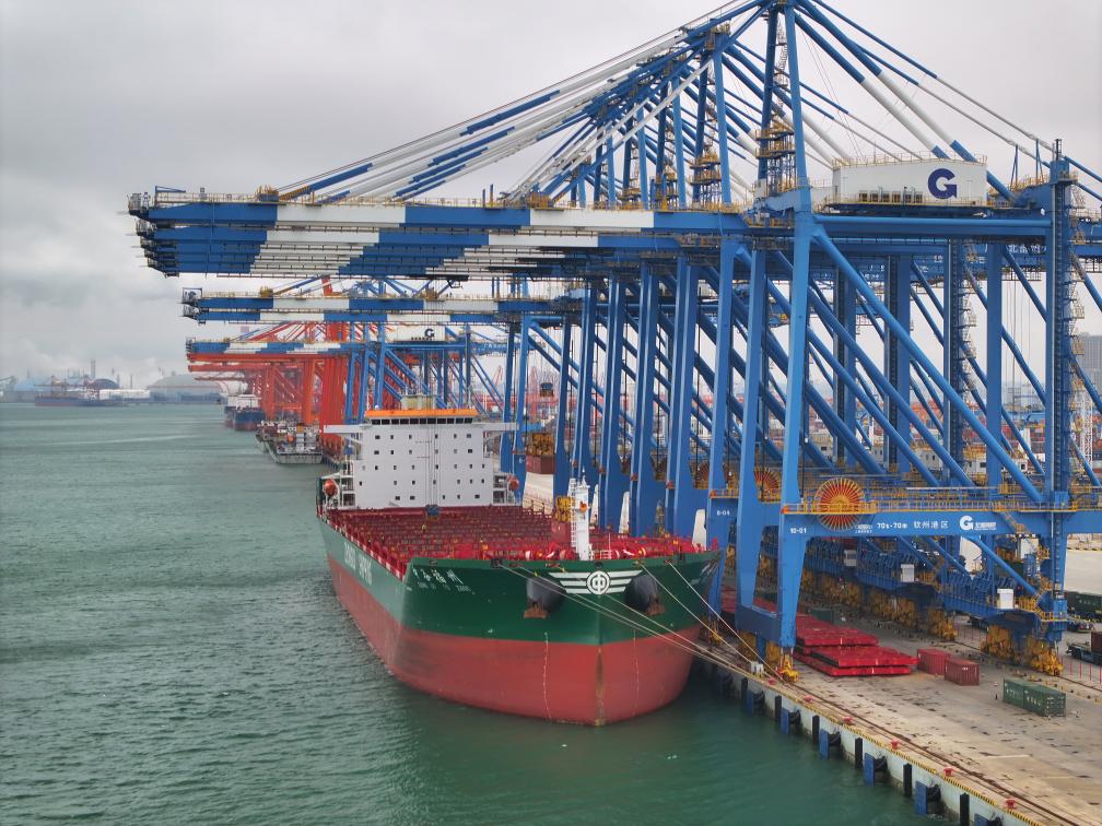 2月23日拍攝的廣西北部灣港欽州港區(qū)的碼頭堆場(chǎng)（無(wú)人機(jī)照片）。新華社記者 周華 攝