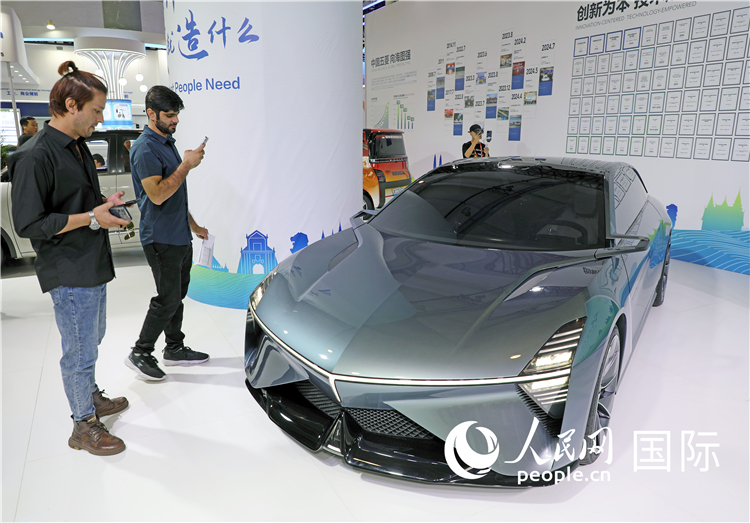 東博會(huì)上，上汽通用五菱展出的一款名為“東盟之光”的新能源概念車吸引參觀者駐足。人民網(wǎng)記者趙益普攝