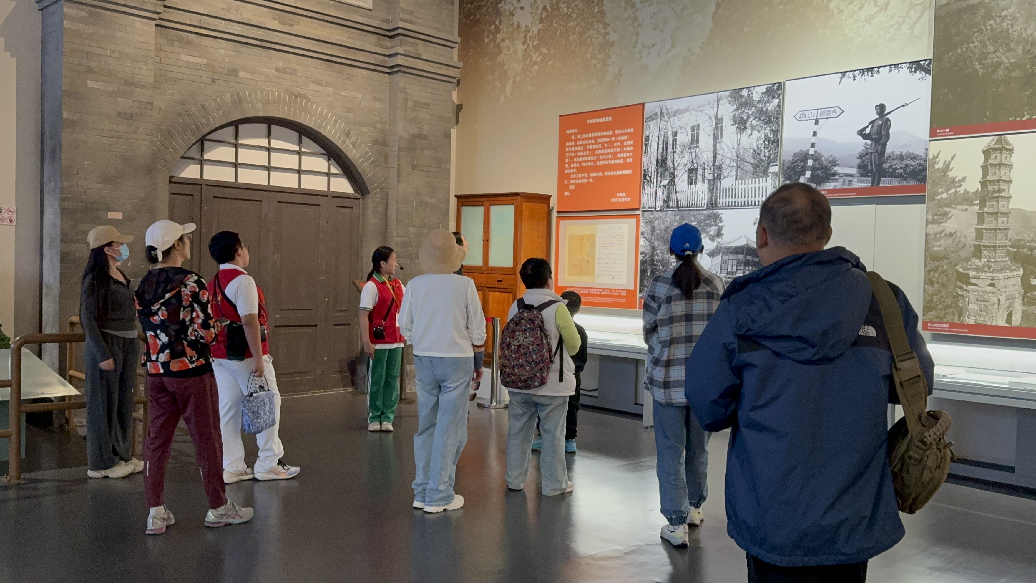 10月4日，北京香山革命紀念館內(nèi)，一名“紅領巾志愿者”正在為參觀者講解。人民網(wǎng)記者 劉微攝