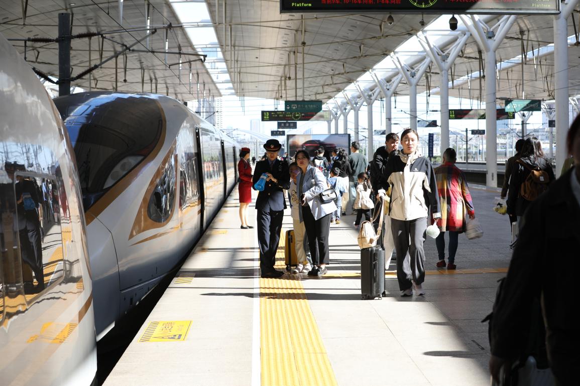 旅客在站臺(tái)準(zhǔn)備乘車。受訪方供圖