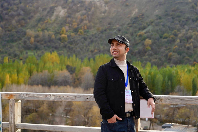 阿布德吾力參加“萬人說新疆”優(yōu)秀作者媒體行活動(dòng)留影。受訪者供圖